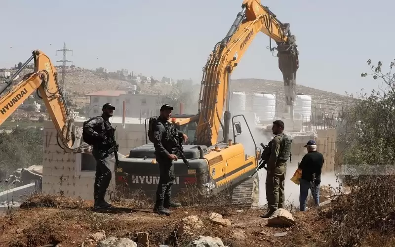 الاحتلال يهدم منزلين في رام الله