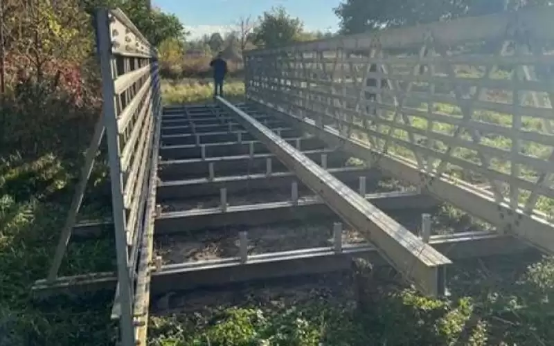 24 مصابا بانهيار ممر مشاة مرتفع