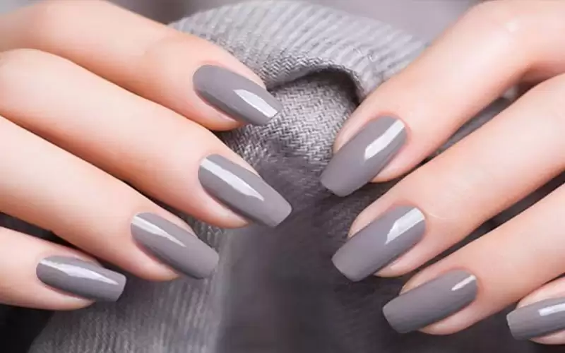 خطأ لا يغتفر.. طلاء أظافر بالعين