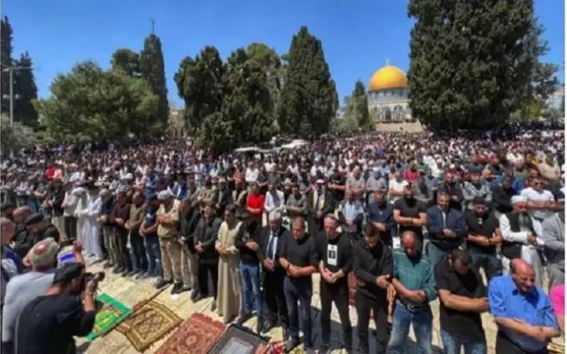 55 ألفا يؤدون صلاة الجمعة في