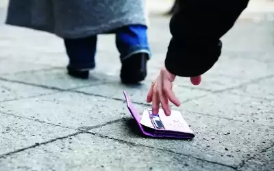أردني يعيد محفظة تحوي 4 آلاف