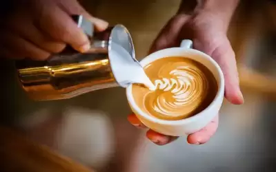 طبيبة توضح ما خطورة القهوة بالحليب