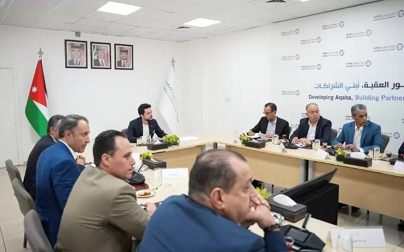 ولي العهد يطلع على سير العمل