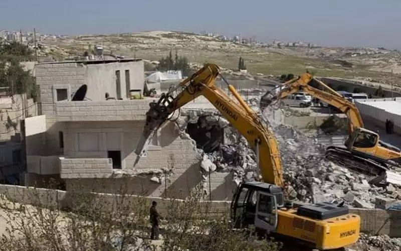 قوات الاحتلال تهدم 5 منازل لعائلة