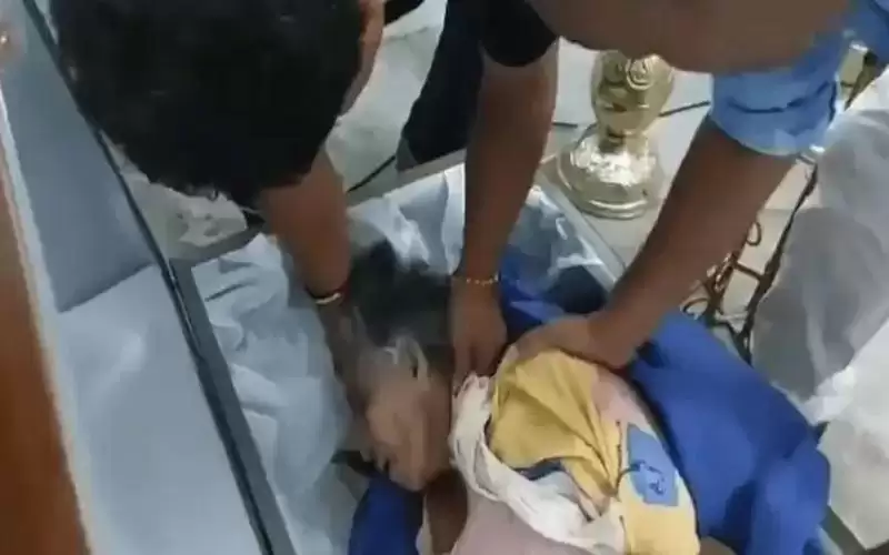 فيديو يقشعر له البدن.. سيدة تستفيق