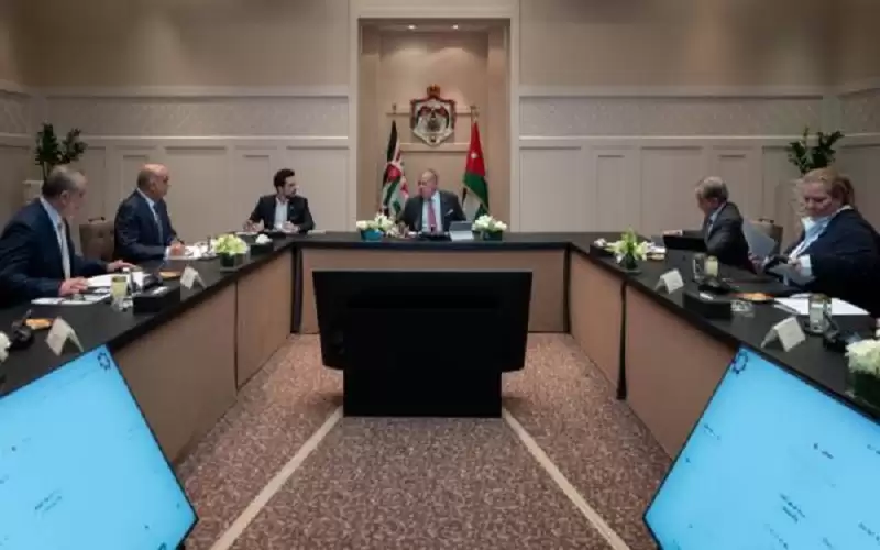 الملك يؤكد أهمية تعزيز التنسيق لتنفيذ