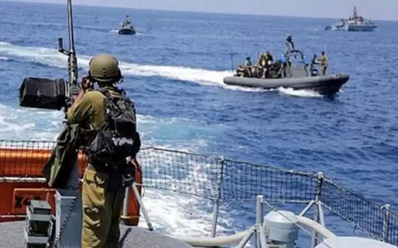 الاحتلال يعتقل 5 صيادين ويستولي على