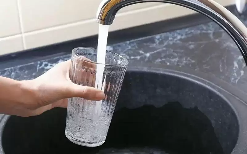 هل يؤدي شرب ماء الصنبور للإصابة