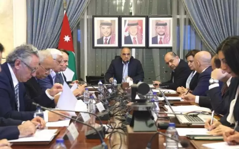 الخصاونة يطالب بضرورة إزالة العقبات أمام