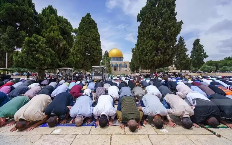 50 ألفا يـؤدون صلاة الجمعة بالأقصى