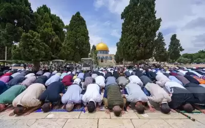 50 ألفا يـؤدون صلاة الجمعة بالأقصى