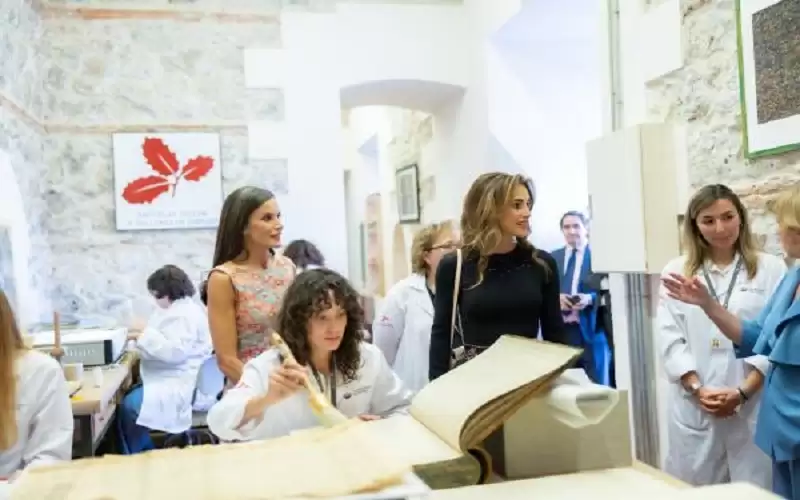 الملكة وملكة اسبانيا تزوران ورش تدريب