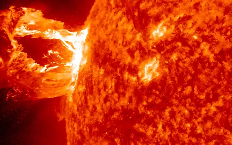 توهجات شمسية تعطل الاتصالات