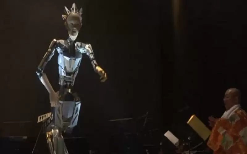 روبوت يحيي حفلا غنائيا في باريس