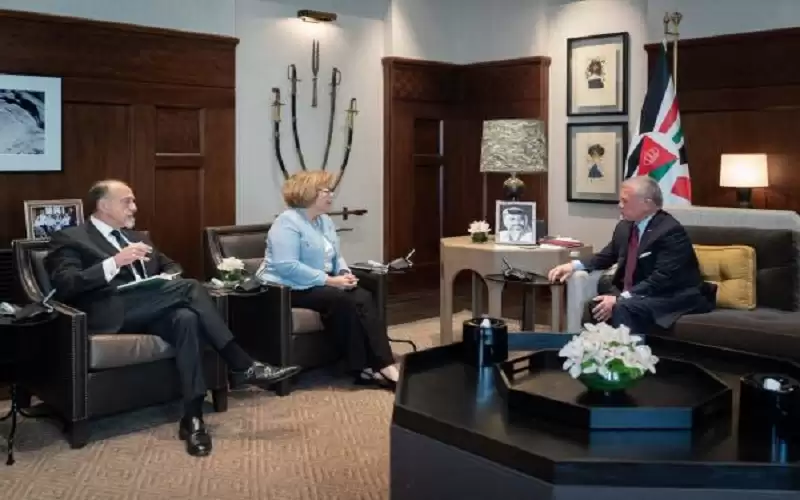 الملك يستقبل مساعدة وزير الخارجية الأمريكية