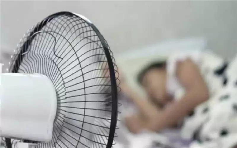 استخدام مروحة كهربائية في الليل يمكن