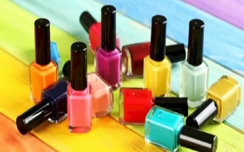 المواد الكيميائية السامة الموجودة بطلاء الأظافر