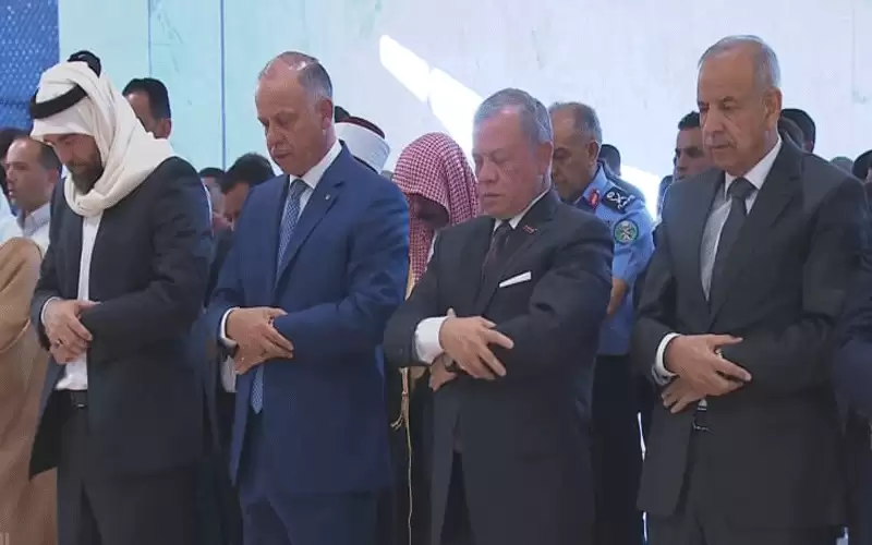 الملك يؤدي صلاة العيد في مسجد