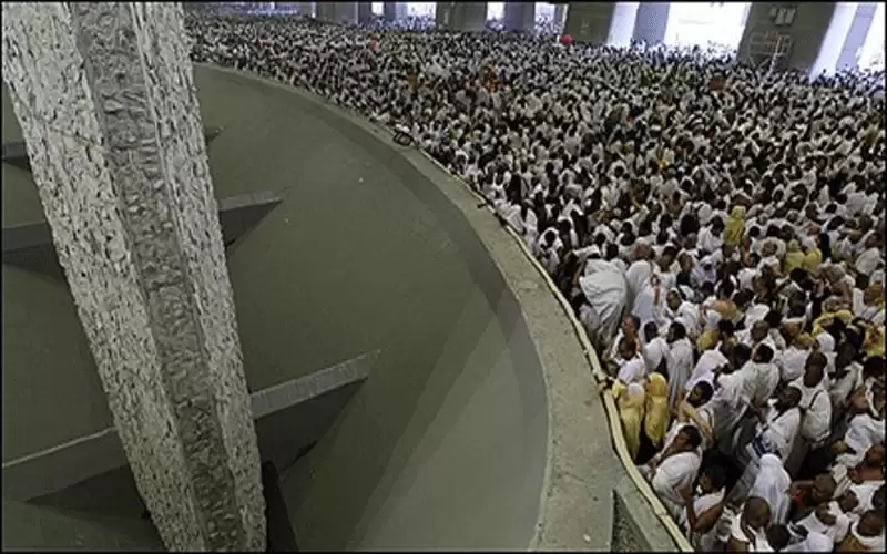 حجاج بيت الله يرمون جمرة العقبة