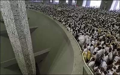 حجاج بيت الله يرمون جمرة العقبة