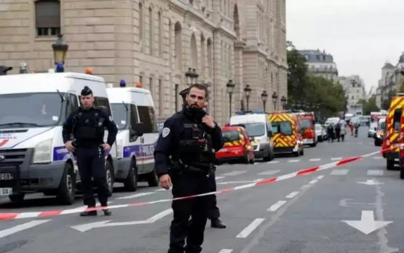مواجهات وإحراق مقر بلدية بضواحي غرب