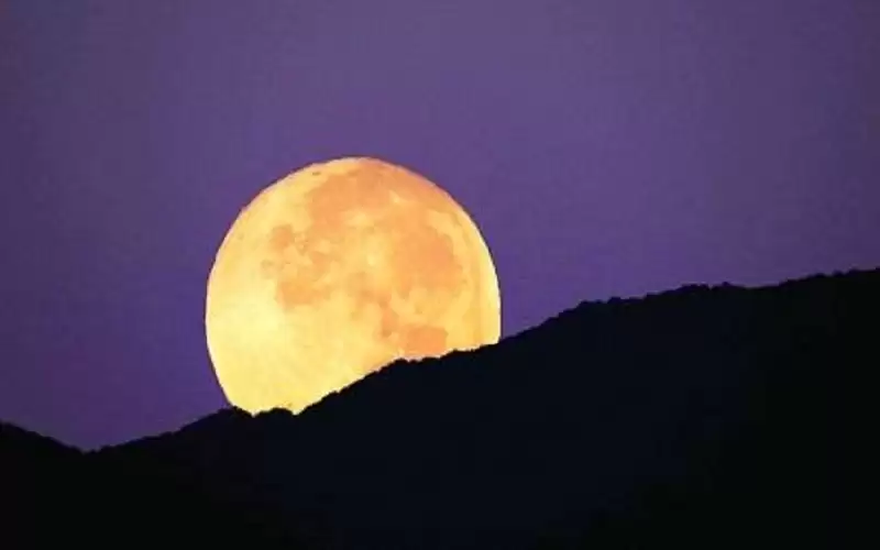 قمر الغزال يظهر اليوم