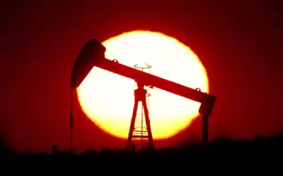 النفط يستقر مع تأثر السوق بتخفيضات