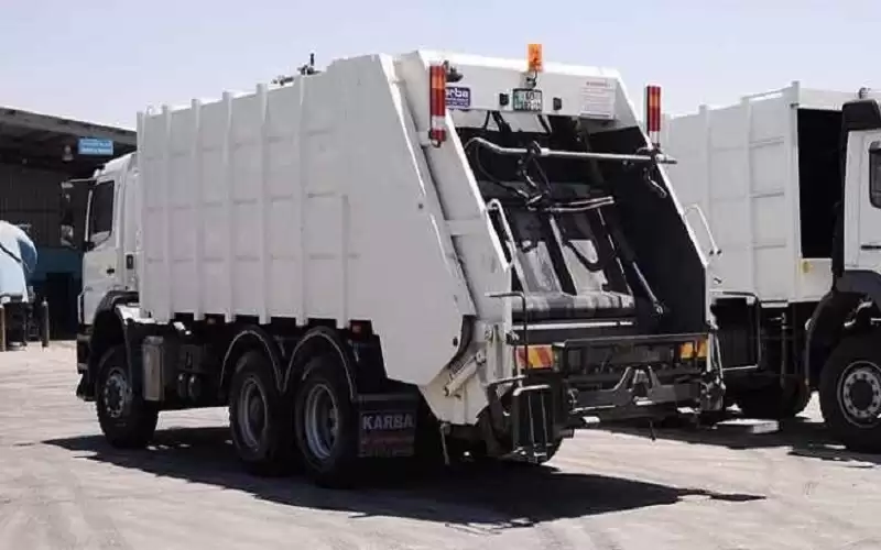 عامل وطن يسرق ضاغطة نفايات ويدهس