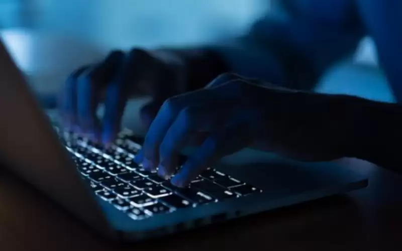 صور زوجته بسريرها وأرسلها لأصدقائه ..