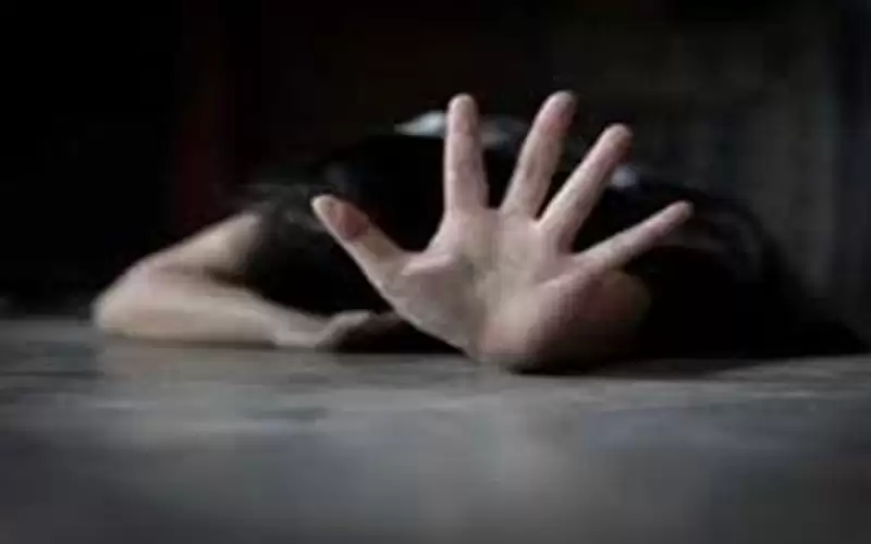 استغل غياب عائلته.. حدث يغتصب شقيقته