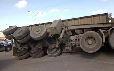 تدهور تريلا يتسبب بإغلاق طريق النقب