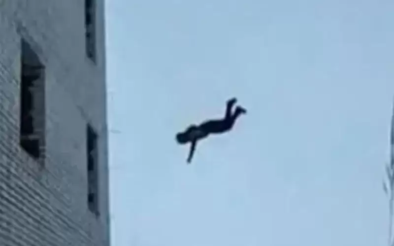 سقوط شاب من الطابق الثالث لبناية