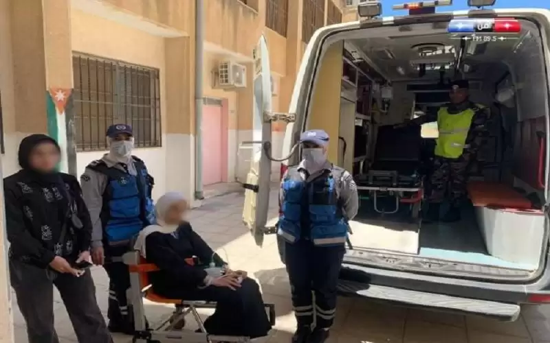 الدفاع المدني ينقل طالبة من المستشفى