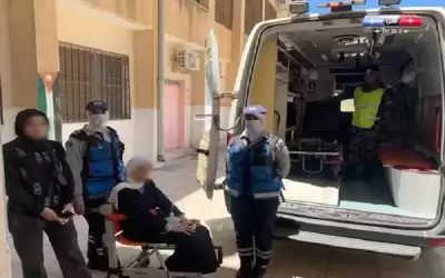الدفاع المدني ينقل طالبة من المستشفى