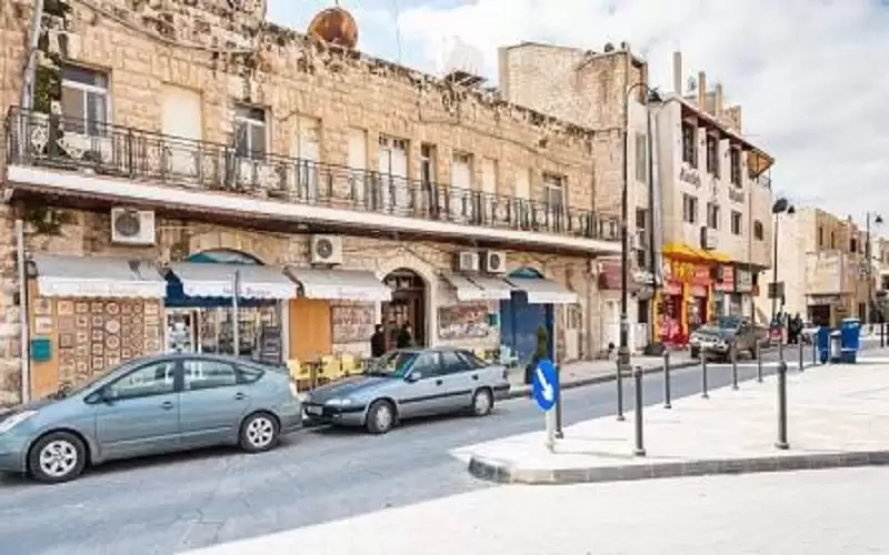 بلدية مأدبا تطرح عطاء مشروع الممر