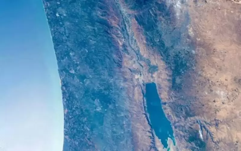 الفضاء الروسية تنشر مشهدا ساحرا للبحر