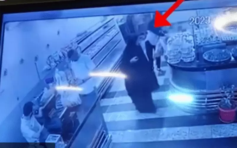 نساء يسرقن قالب كيك من مخبز