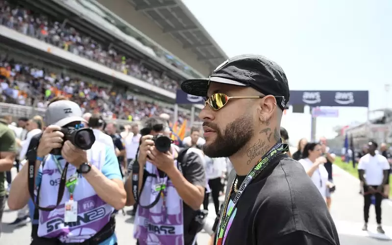 3 أقفال تغلق باب برشلونة في