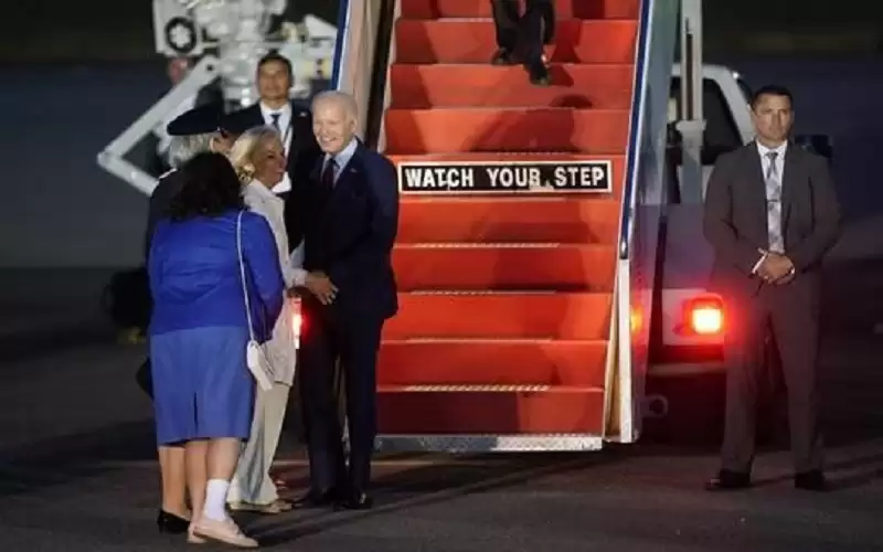 عبارة على سلم طائرة بايدن تثير