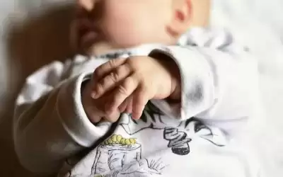 لإنقاذها من الموت .. تلقي برضيعتها