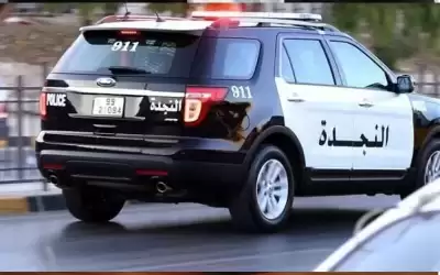 قوة أمنية تلقي القبض على مطلوب