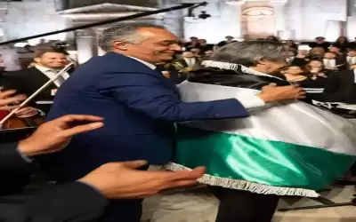الموسيقار العالمي ريكاردو موتي يلتحف العلم