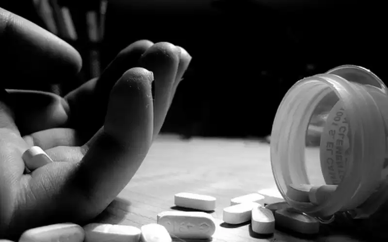 عشرينية تحاول إنها حياتها بـ20 حبة