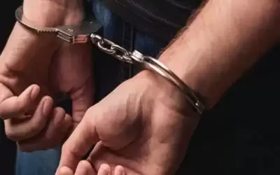 القبض على حدث سرق بقالة واعتدى