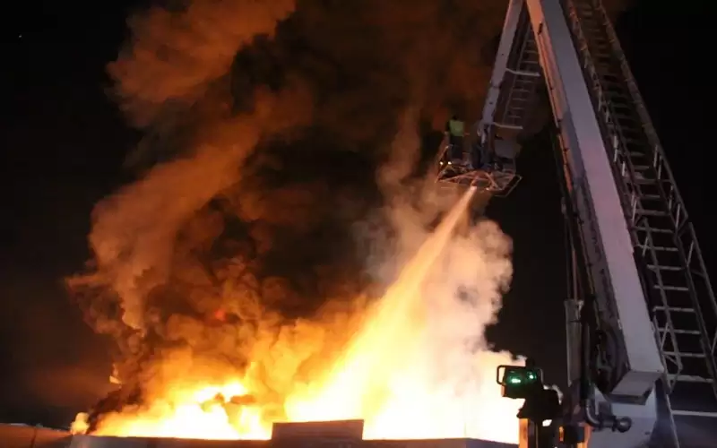 الدفاع المدني يخمد حريق مصنع للزيوت