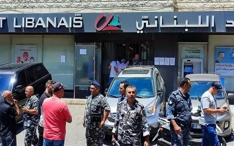 لبناني يقتحم مصرفا بقنبلة .. وتحذير
