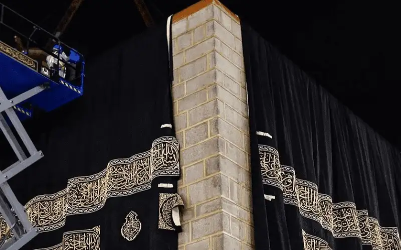 شؤون الحرمين تستبدل كسوة الكعبة