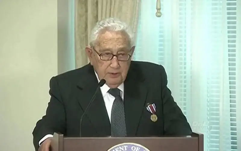 كيسنجر يقوم بزيارة مفاجئة إلى الصين