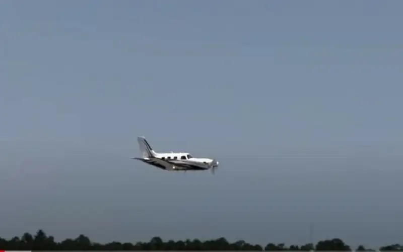 راكبة تهبط بالطائرة بعد مرض الطيار