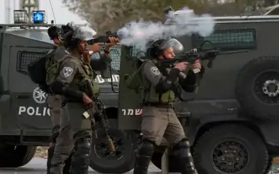 استشهاد فلسطيني وإصابة العشرات برصاص الاحتلال